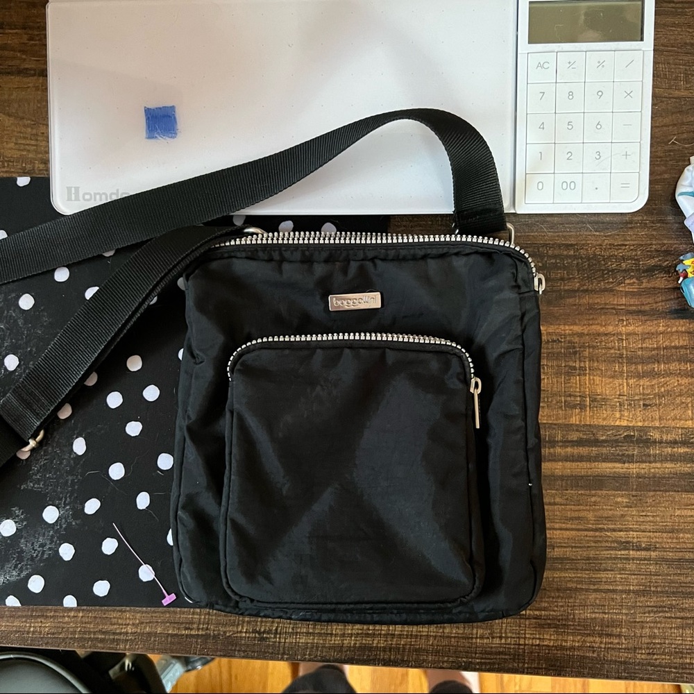 Baggallini Modern Pocket Crossbody